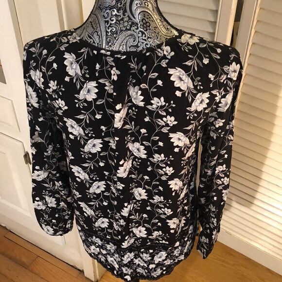 NWT Boho vibes Black & White Floral Chiffon V Neck Blouse. Small. - Picture 7 of 11